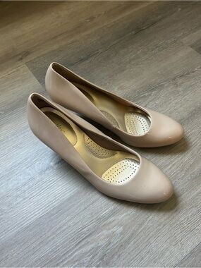 Women’s Nude Round-Toe Comfort Pumps